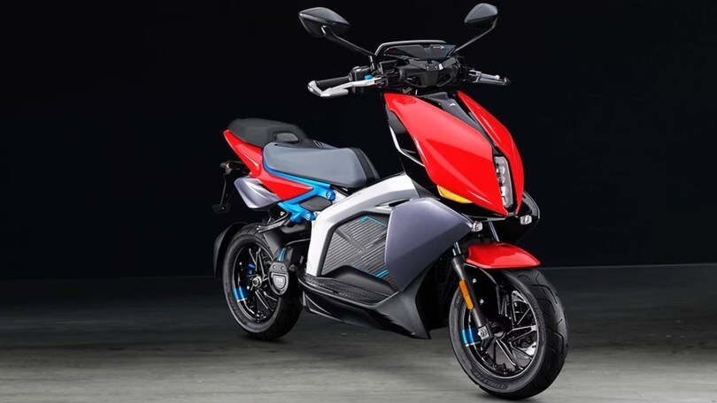Scooter elettrico TVS X: tecnologico e futurista