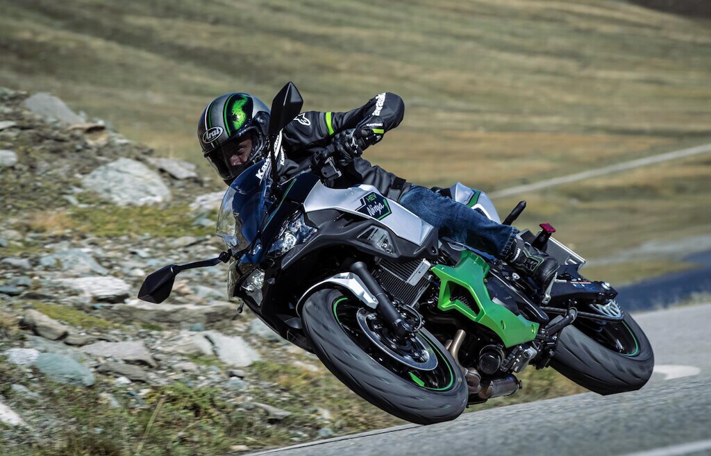 Kawasaki Ninja 7 HEV ibrida: accelera come un 1000, consuma come un 250