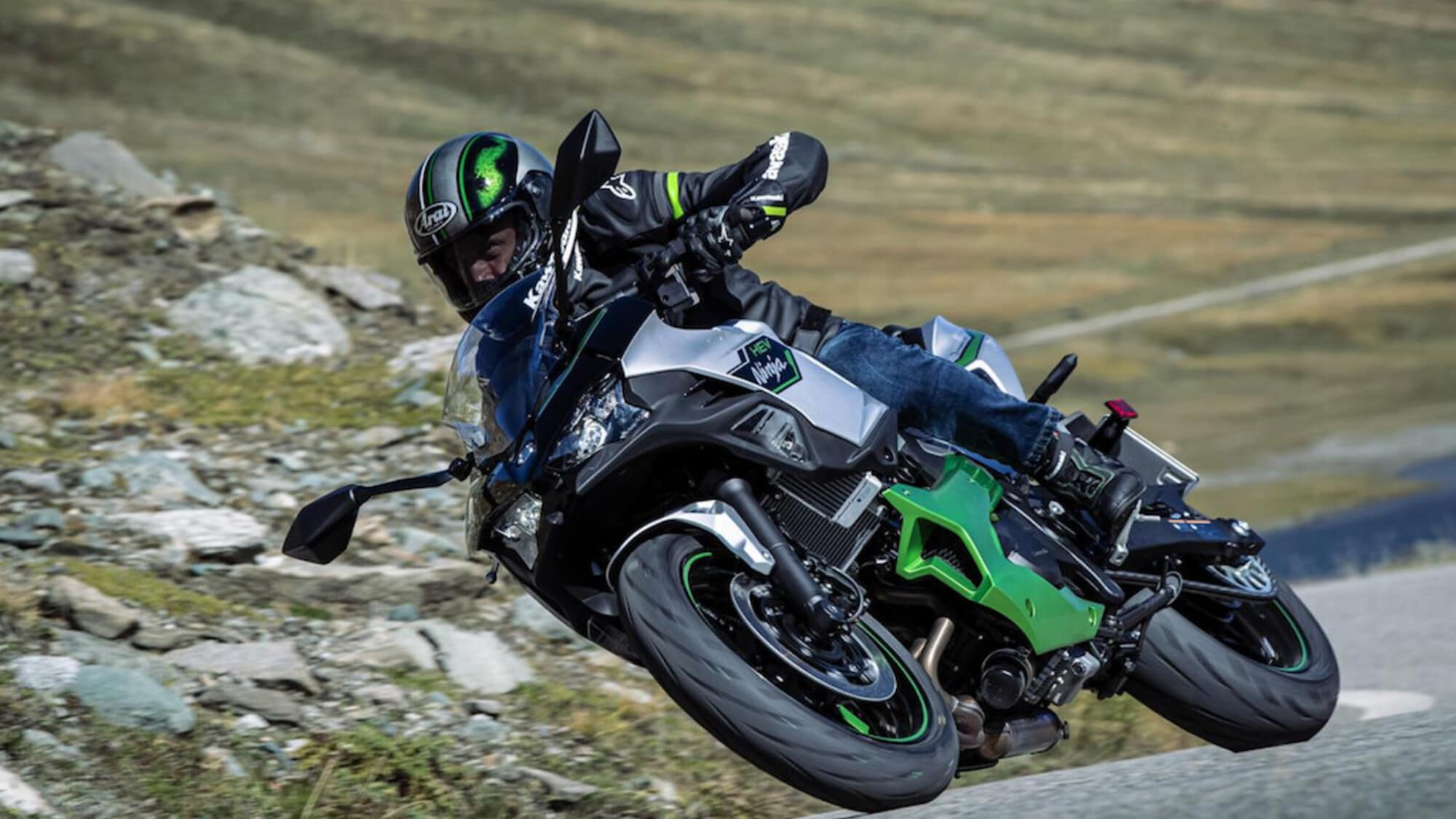 Kawasaki Ninja 7 HEV ibrida: accelera come un 1000, consuma come un 250