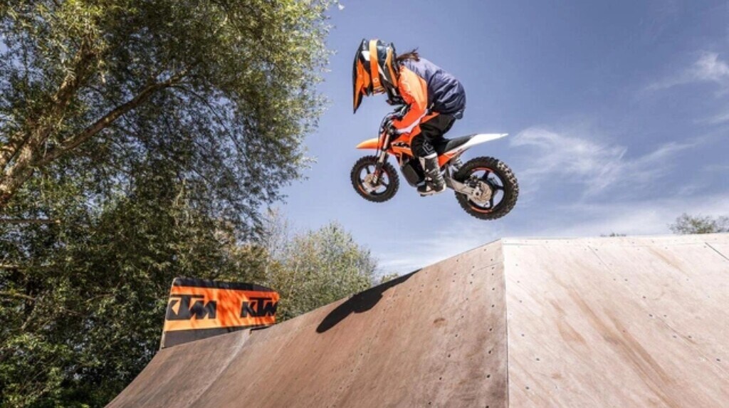 KTM SX-E 2 2024, l'elettrica un po' balance bike, un po' minicross