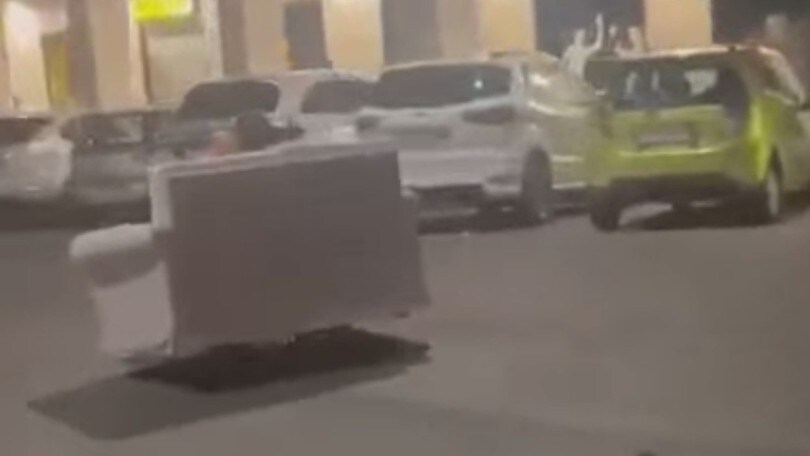 Minorenne in strada su monopattino e divano!