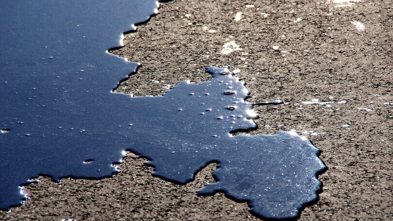 Olio sull'asfalto per far cadere i motociclisti: allarme a Brescia
