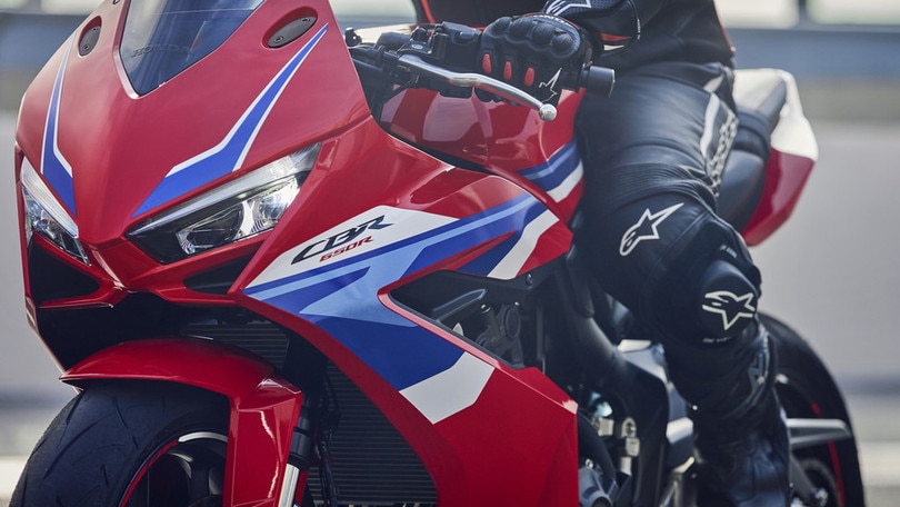 Honda aggiorna la CBR650R: cambia il design e arriva l'E-Clutch