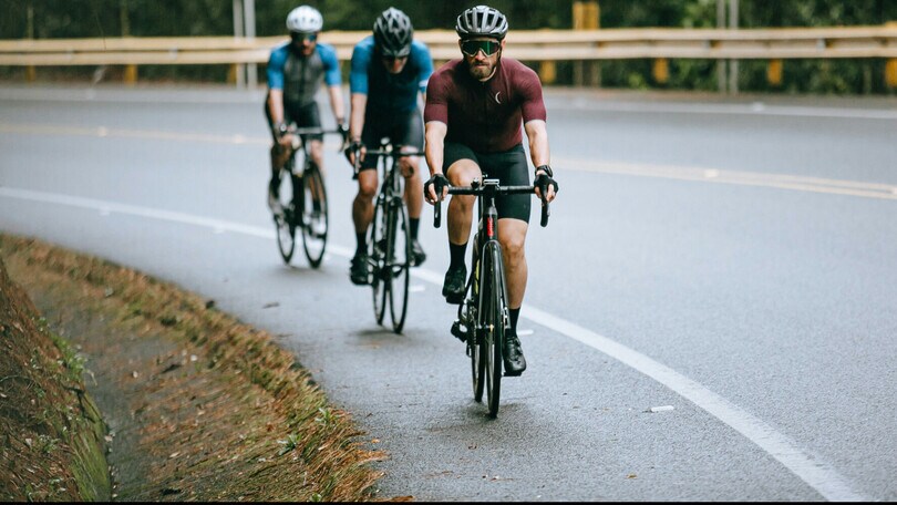 Ciclisti indisciplinati, in 30 passano col rosso: multa per tutti