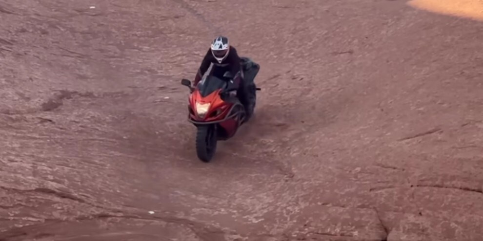 Chi dice che una Suzuki Hayabusa non possa affrontare l'offroad?