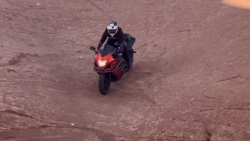 Chi dice che una Suzuki Hayabusa non possa affrontare l'offroad?