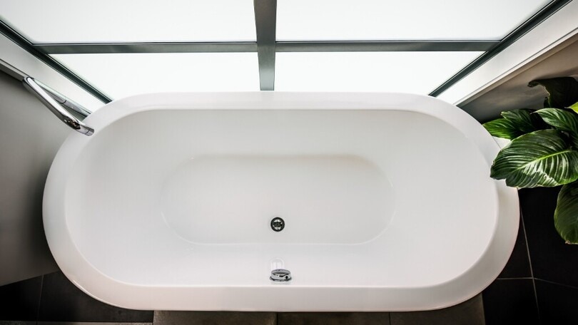 Caro benzina? Se ne conserva 50 litri in vasca da bagno: la "trovata" di una pensionata