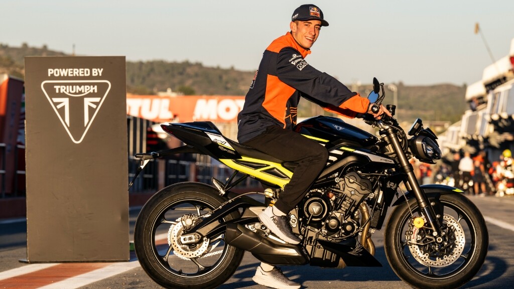 Triumph, una Street Triple per Pedro Acosta: "Sarà divertente farci gli stoppies"