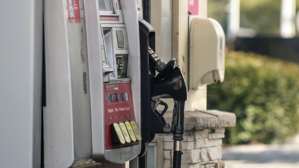 I cartelli con i prezzi medi non saranno aboliti: ripristinato l'obbligo