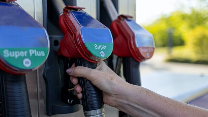 Carburanti: benzina ancora in calo, ora a meno di 1,8 euro/litro (al self)