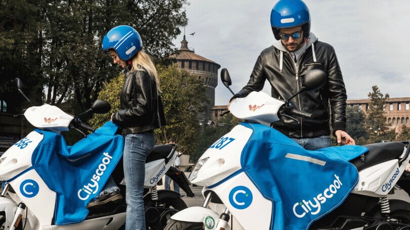 Cityscoot, problemi a Milano: dipendenti senza lavoro e 750 scooter abbandonati