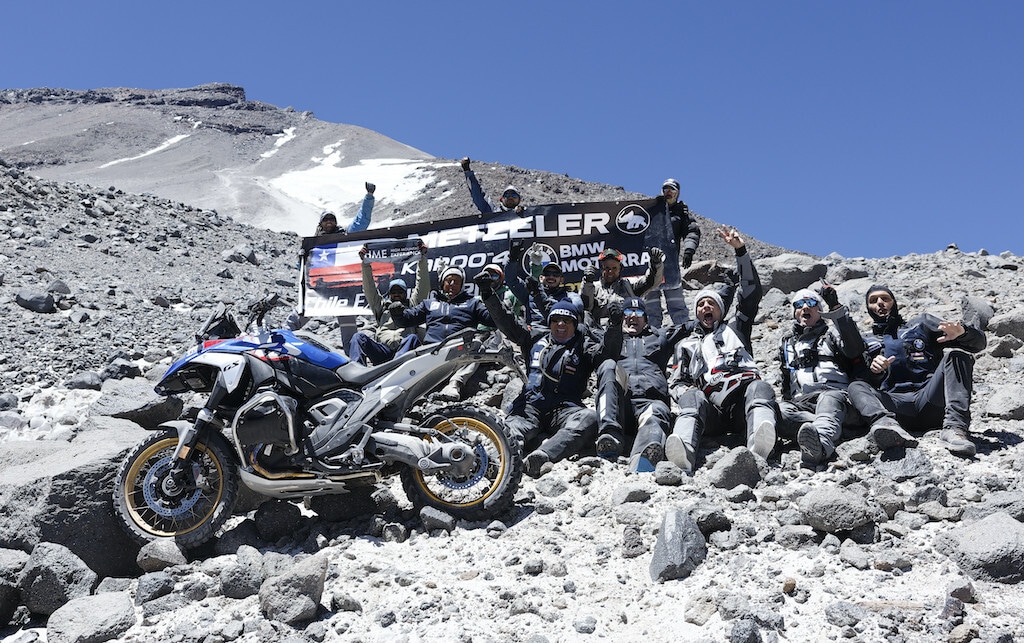 Con gli pneumatici Karoo 4 e la BMW R 1300 GS sulla cima di un vulcano IL VIDEO