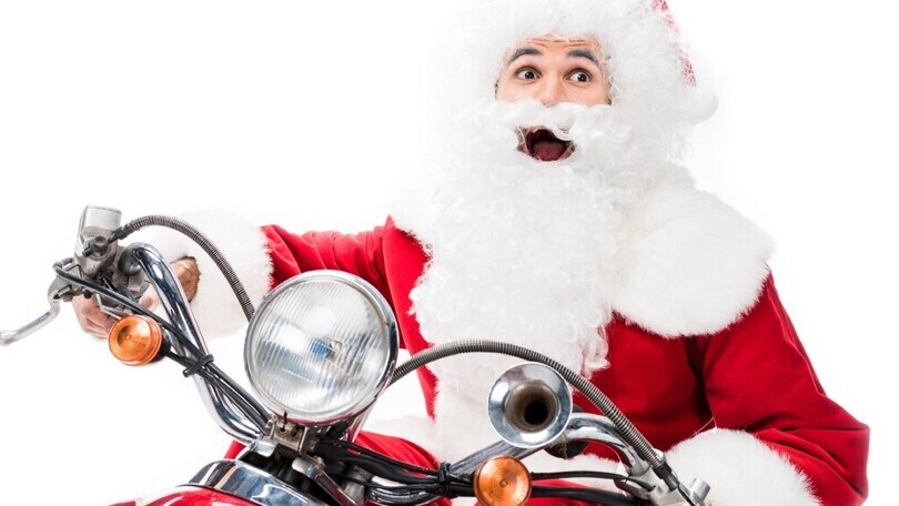 Regali di Natale per un motociclista: dalle t-shirt ai libri