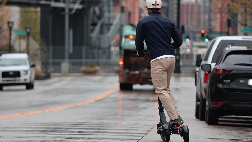 In monopattino ubriaco: via la patente, ma la Cassazione gliela restituisce