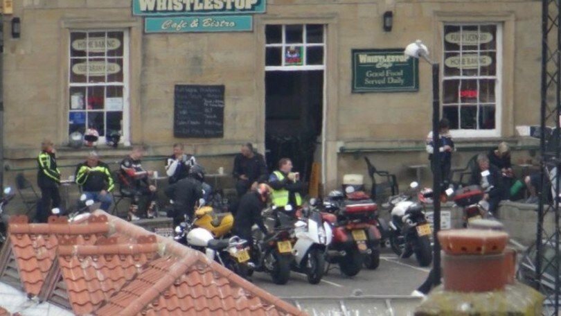 Vietate le moto in una stazione ferroviaria inglese: scatta la protesta