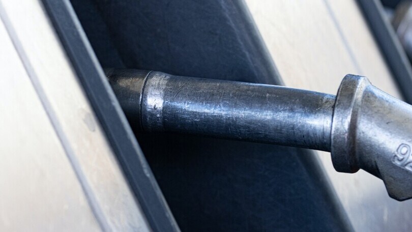 Carburanti: oscillano di poco i prezzi di benzina e diesel