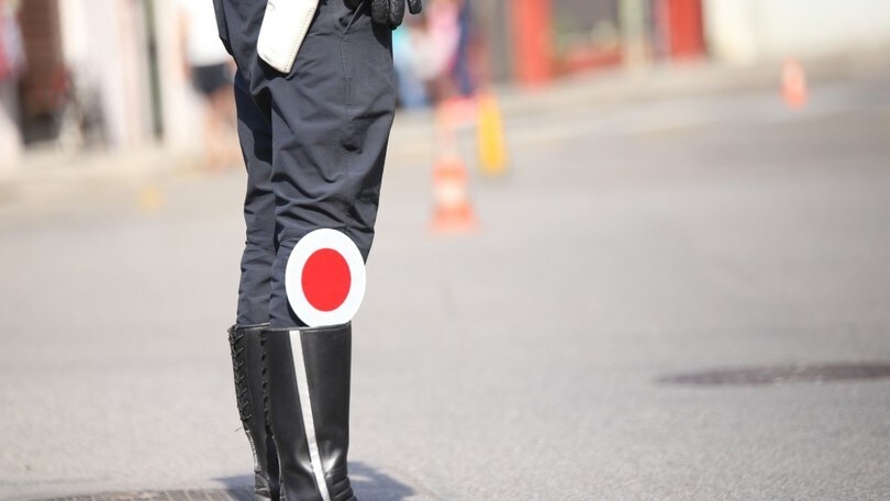 Cavo d'acciaio teso in strada: uomo in motorino salvo per un pelo