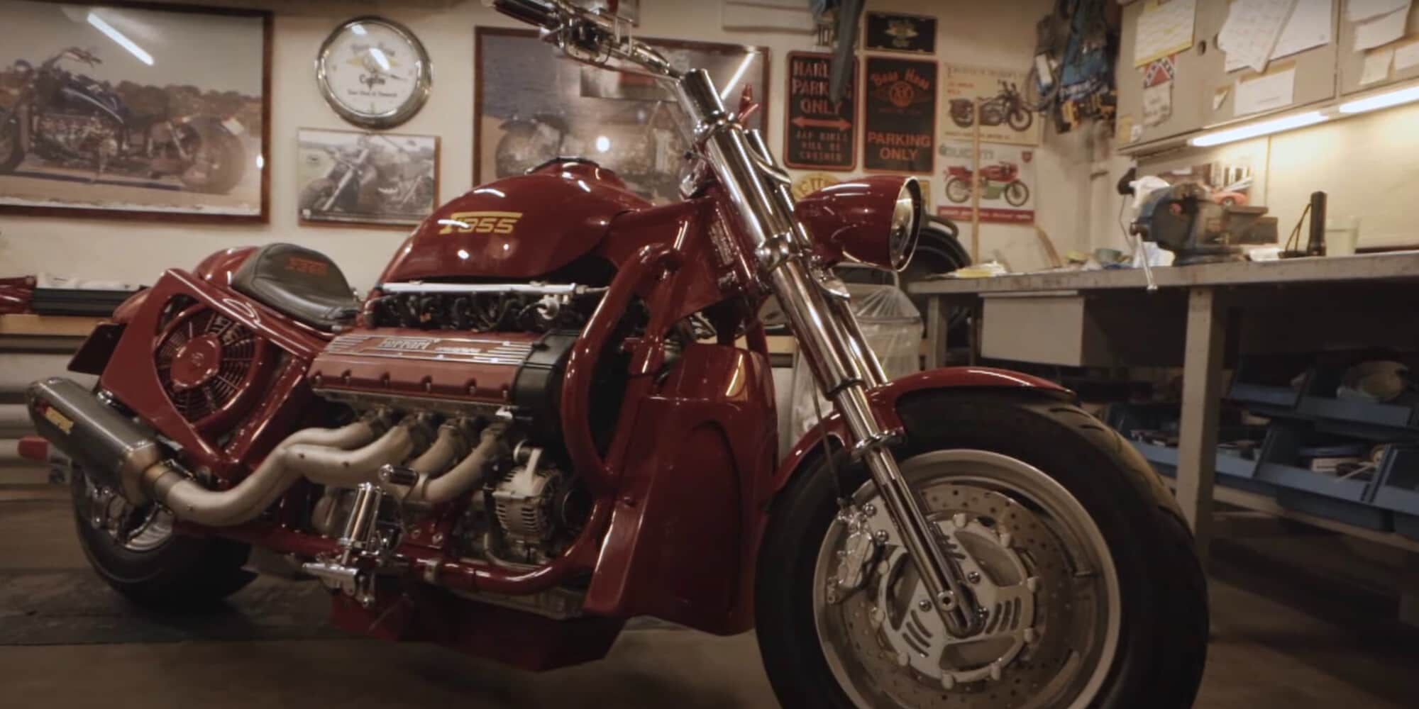 Compra un V8 Ferrari e poi costruisce una moto da zero
