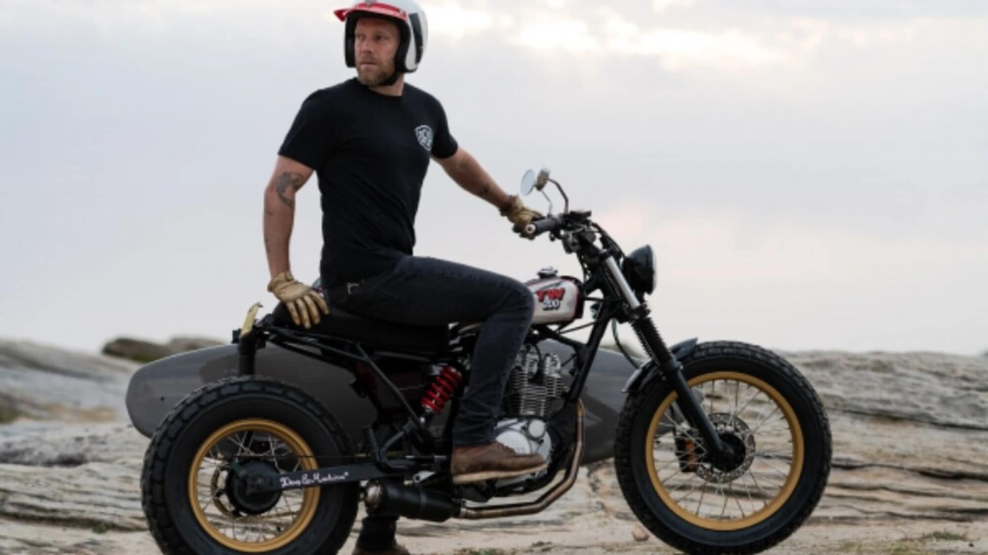 Una Yamaha TW200 rimessa al mondo: il custom vintage-moderno