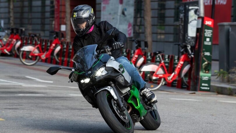 Kawasaki, le Ninja 7 HEV e Z7 HEV debuttano negli USA: ecco il prezzo