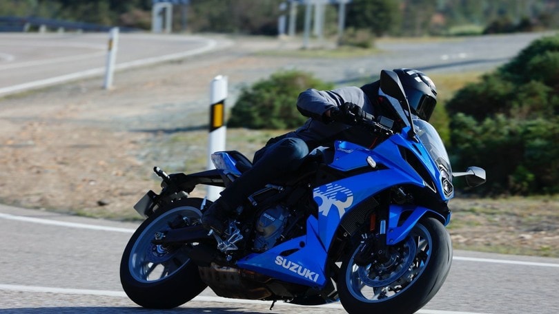 Test Suzuki GSX-8R, LE FOTO