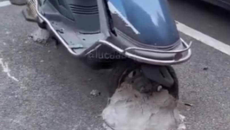 Antifurti estremi: mura lo scooter col cemento per non farlo rubare