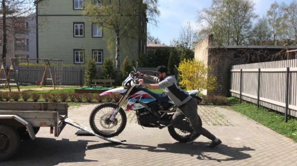 Deve caricare la moto sul furgone e usa... un asse da stiro! VIDEO