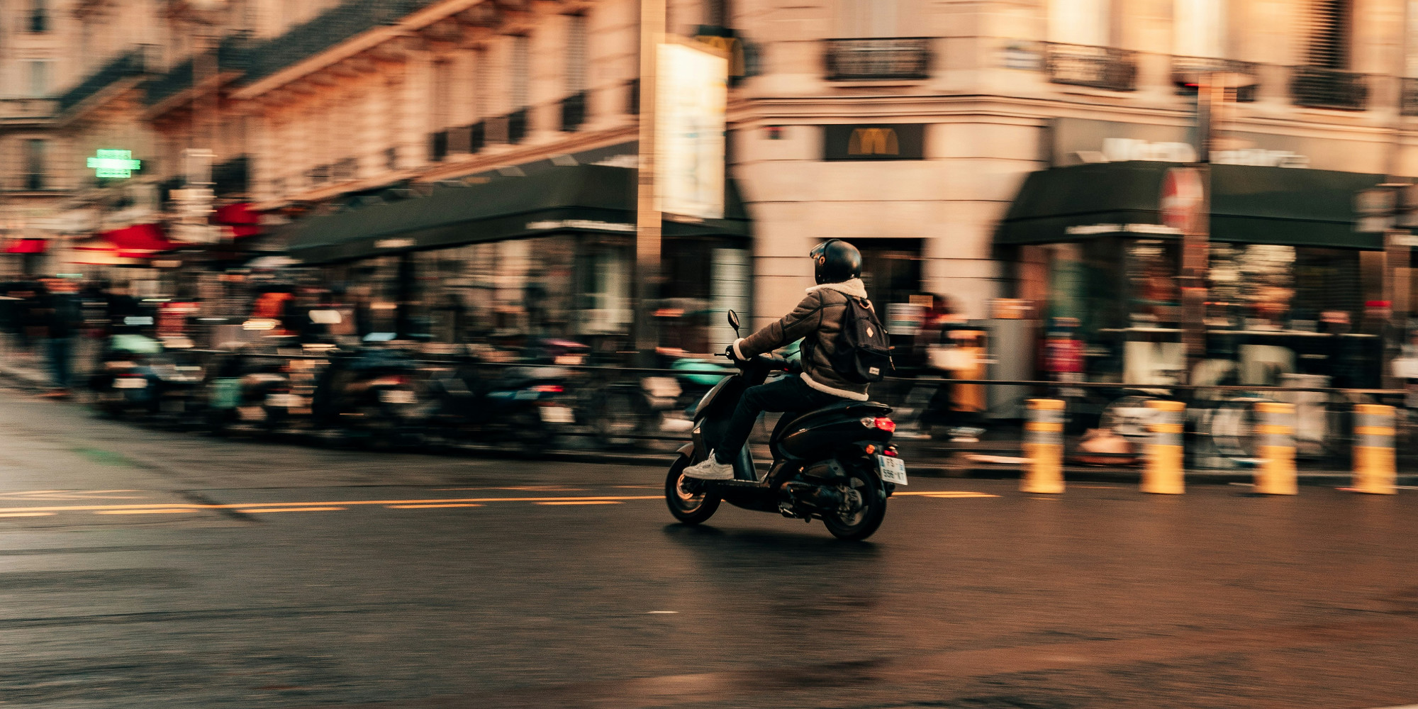 Parigi, bocciato il divieto di circolazione delle moto di notte (per ora)