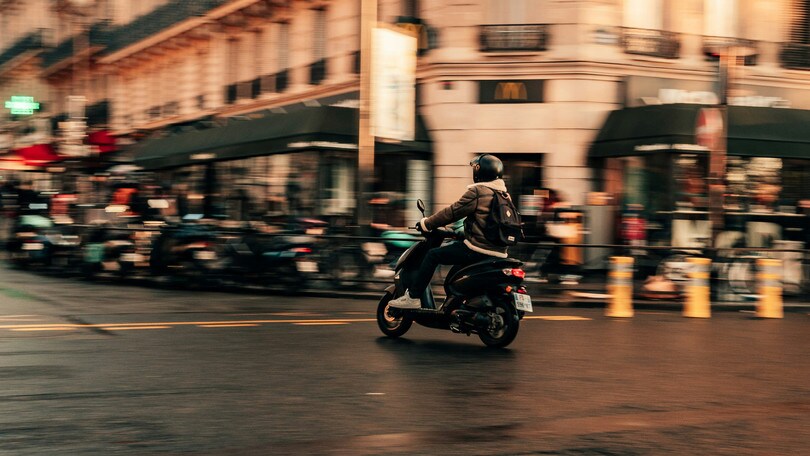Parigi, bocciato il divieto di circolazione delle moto di notte (per ora)