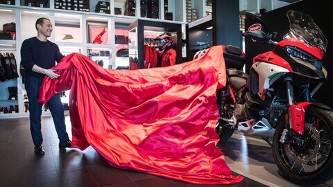 Stefano Accorsi ritira la sua Ducati Multistrada V4 Rally a Borgo Panigale