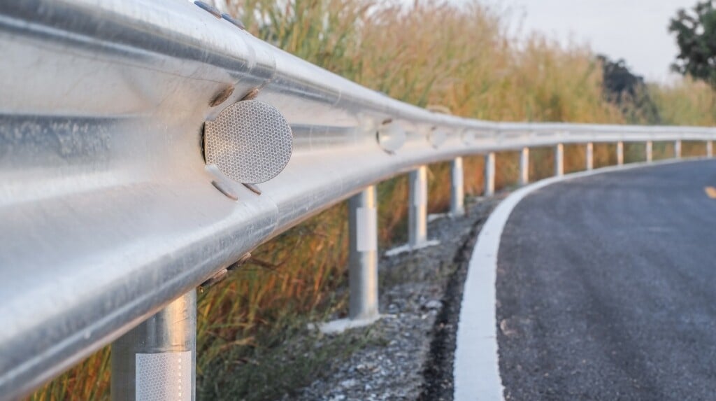 Guardrail "a tripla fascia": arriva la banda gialla che salva i piloti