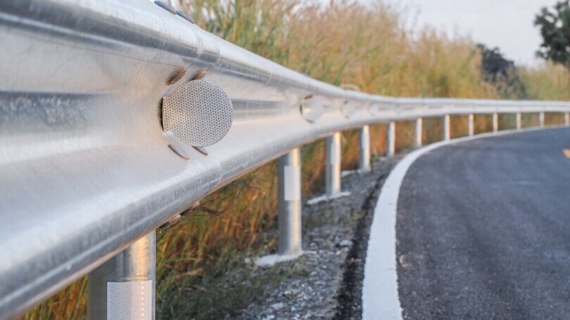Guardrail "a tripla fascia": arriva la banda gialla che salva i piloti