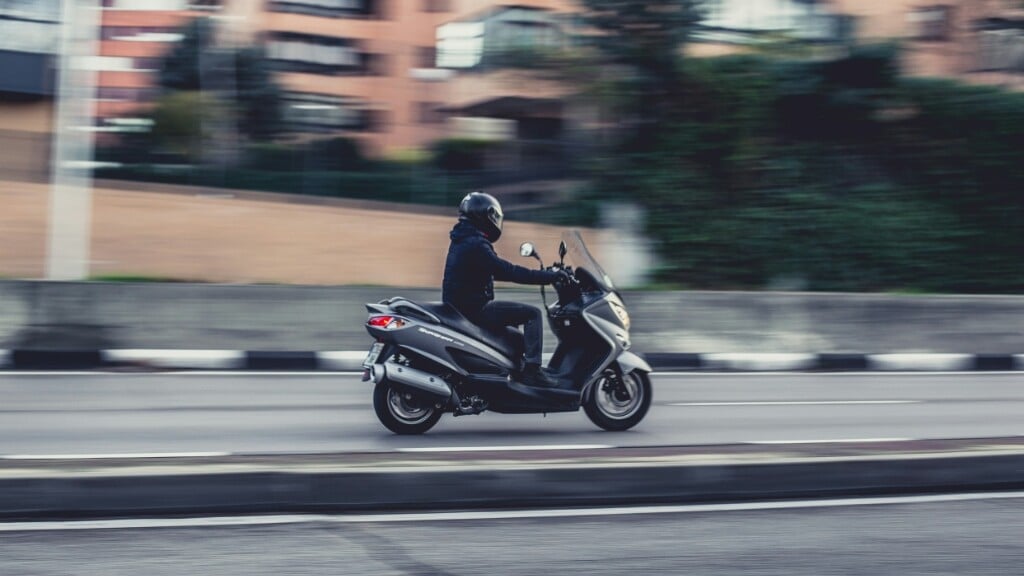 I giovani under 40 preferiscono scooter e bici: lo rivela uno studio