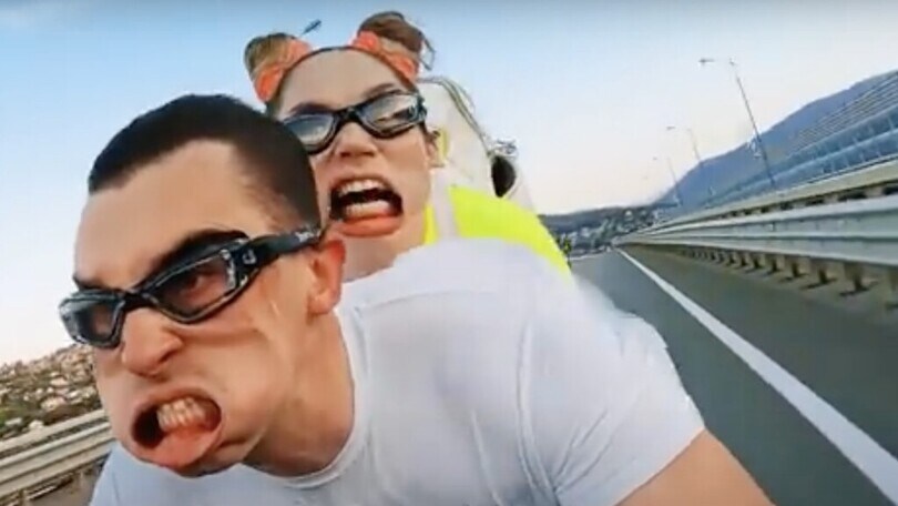 In moto, senza casco, a 300 km/h: l'assurdo video di uno Youtuber