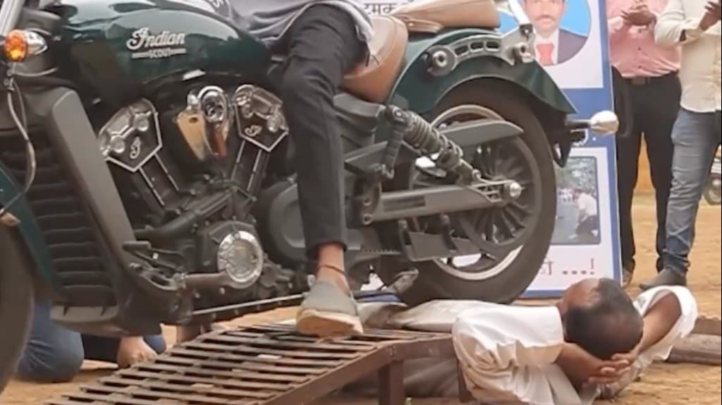 Nuovo record: un uomo si è fatto investire dalle moto. Ecco quante
