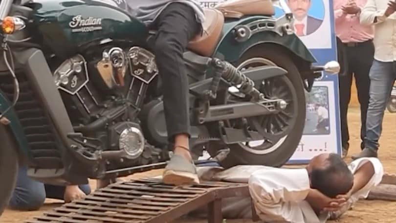 Nuovo record: un uomo si è fatto investire dalle moto. Ecco quante