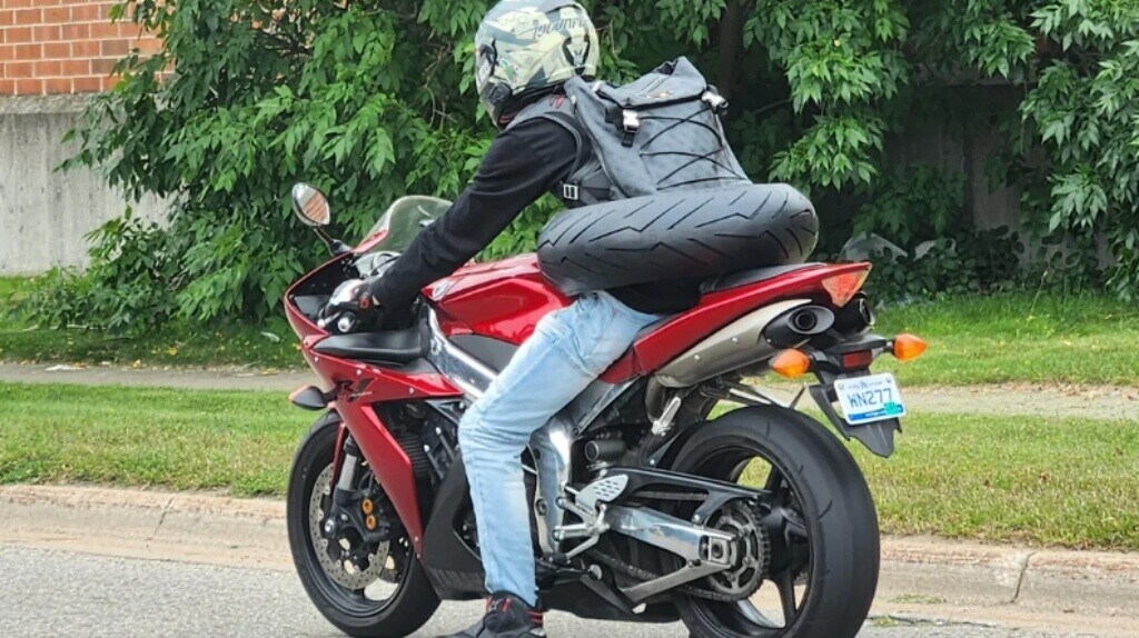 Come trasportare uno pneumatico in moto: l'idea di un motociclista