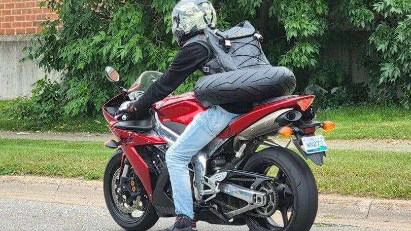 Come trasportare uno pneumatico in moto: l'idea di un motociclista