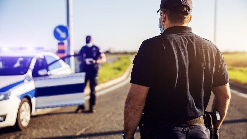 Fermato in moto per un controllo, la patente era falsa: la sanzione