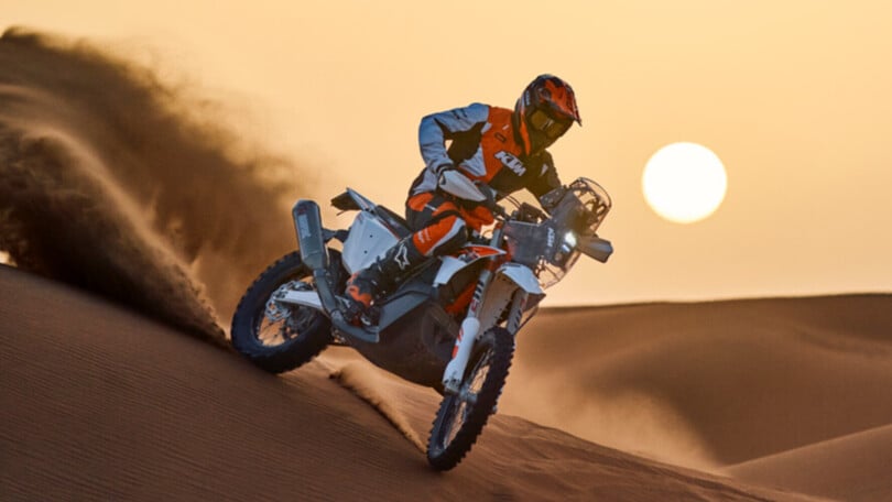 KTM 450 Rally Replica 2025: la volpe del deserto si aggiorna