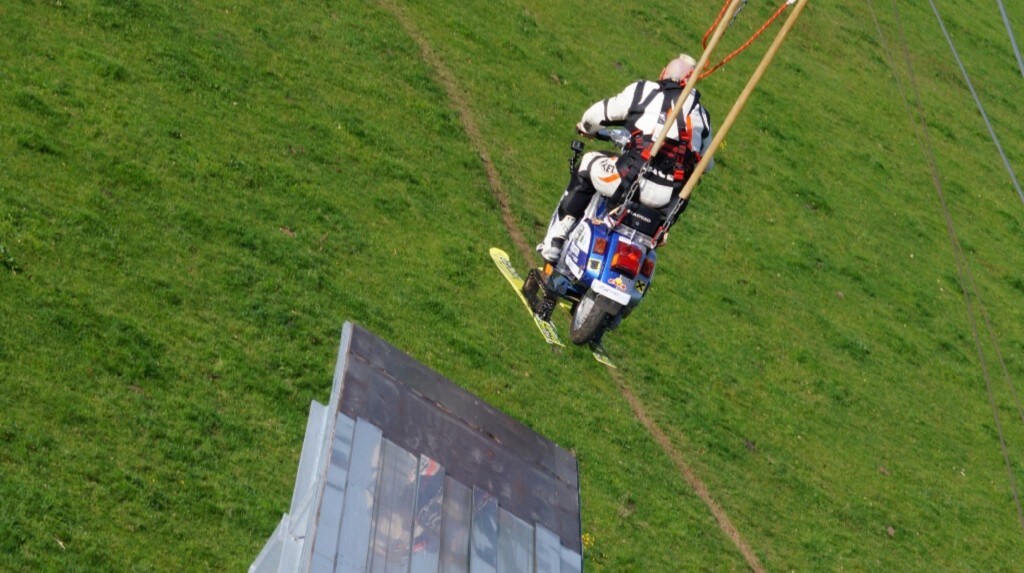 La nuova follia dello stuntman Schachermayr sulla Vespa