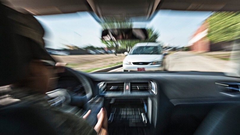 Chatta mentre guida e investe un motociclista: la sentenza fa "ridere"