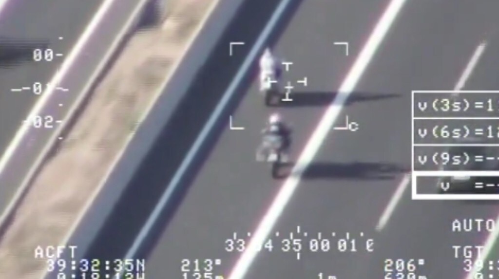 In moto a 224 km/h, viene inseguito in elicottero: scene da film. IL VIDEO