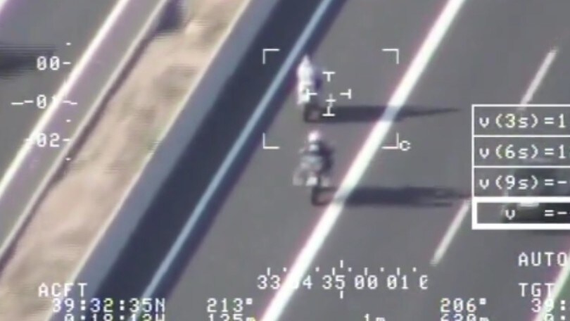 In moto a 224 km/h, viene inseguito in elicottero: scene da film. IL VIDEO