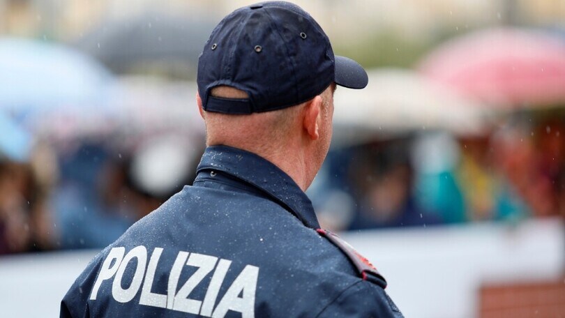 Sorpassano la Polizia, ma sono in quattro su uno scooter: la sanzione