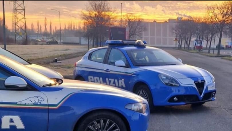 Motociclista aiuta una signora in difficoltà ma, viene multato: perché?