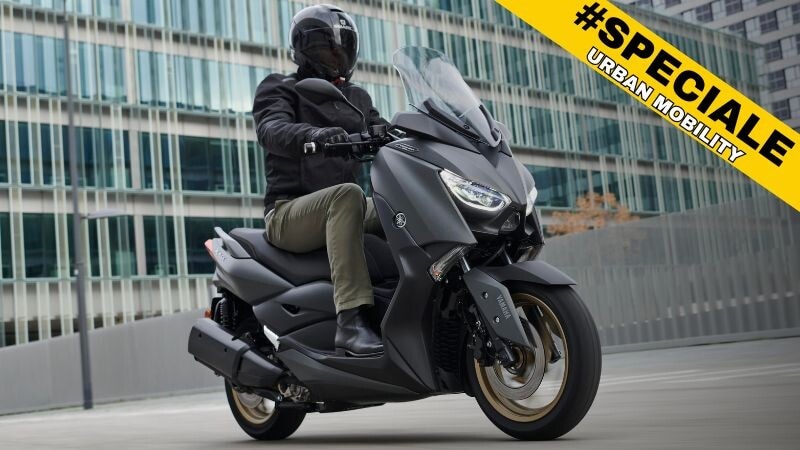Yamaha XMax 300: Sneakers e cravatta