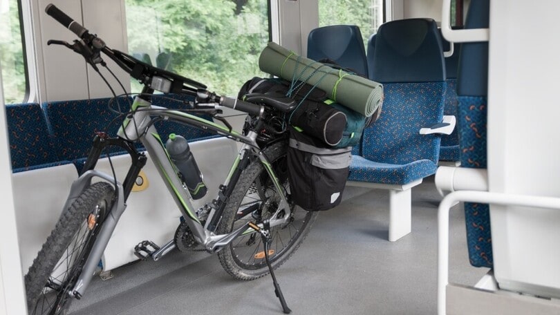 E-Bike, bici e monopattini si possono portare sui treni? Facciamo chiarezza