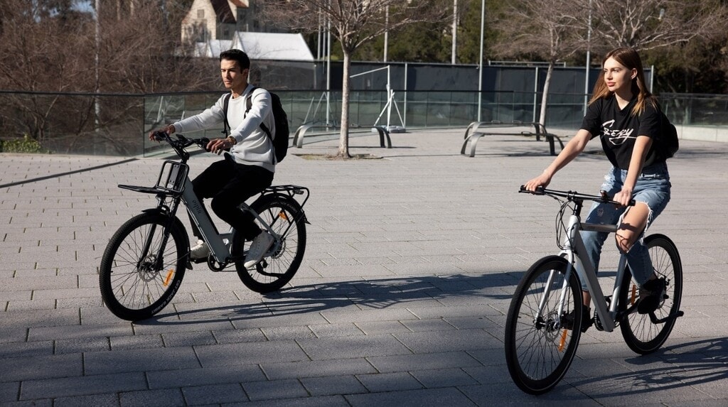 E-bike, servirà la patente per guidarle: arriva la proposta di legge