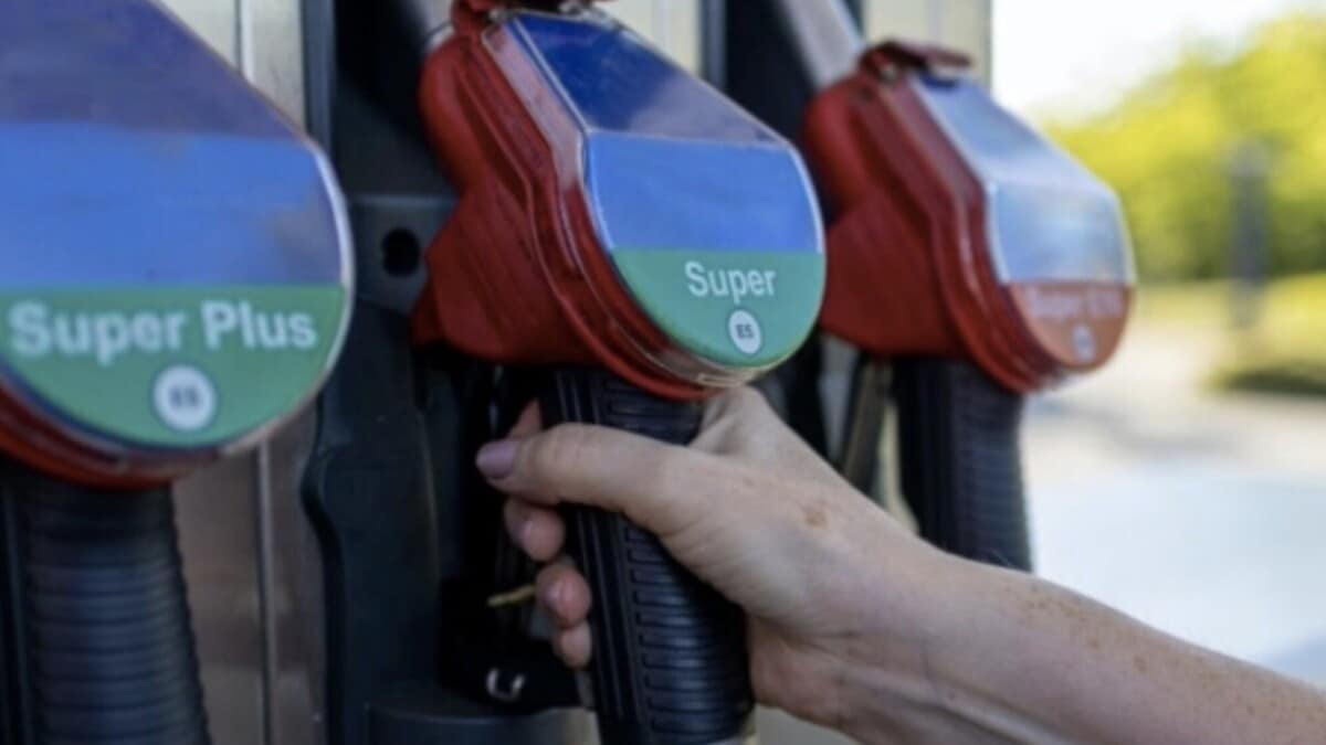 La benzina aumenta di nuovo, self a 1,852 euro